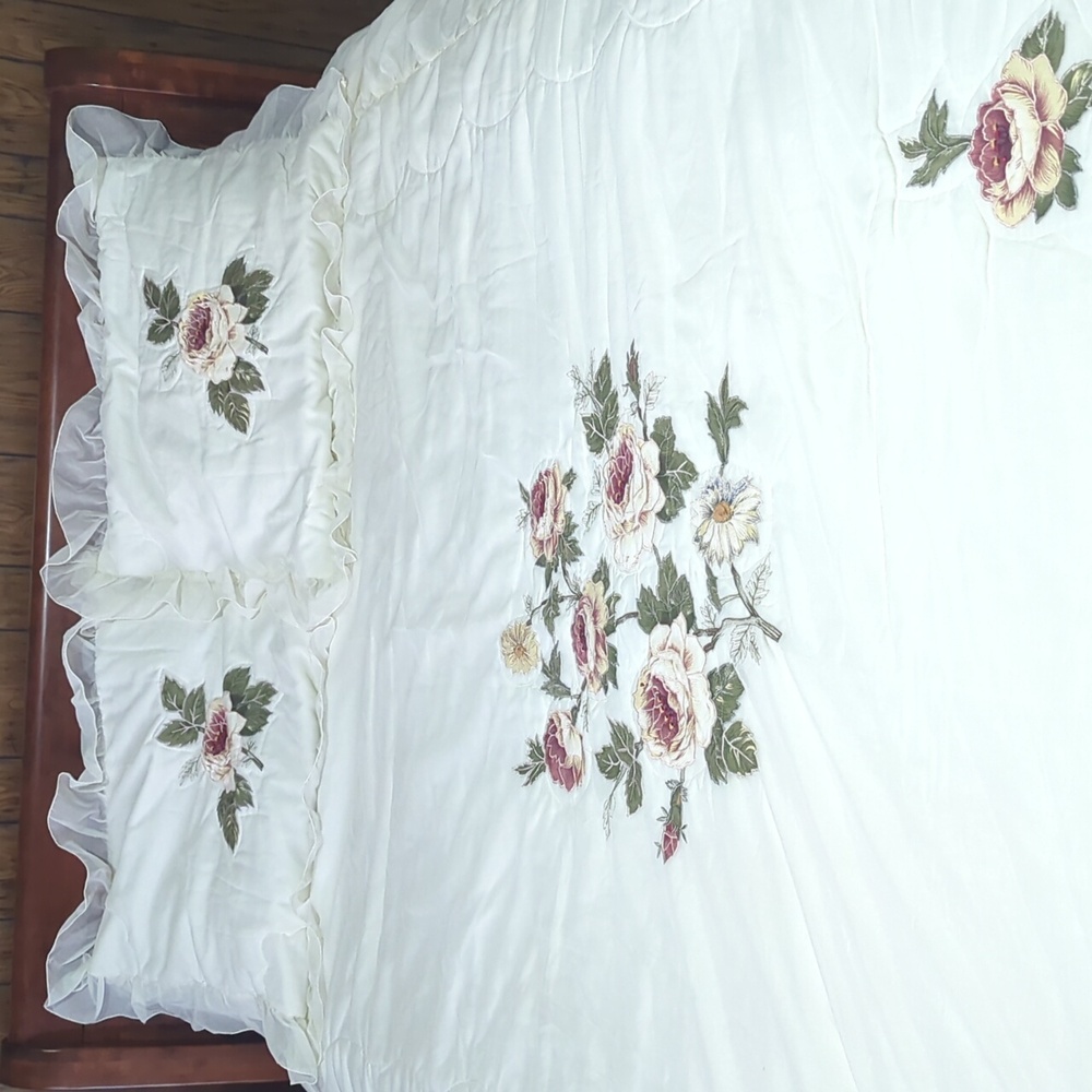 Vintage Romantic Cottage Rose Floral Applique Ivory Ruffle Bedspread & 2 Shams